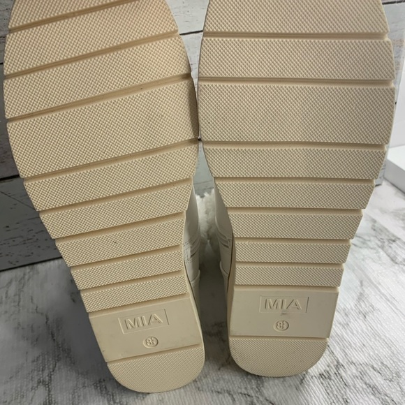 NWOT Mia White Combat Faux Fur Cuff Boots - Picture 9 of 10